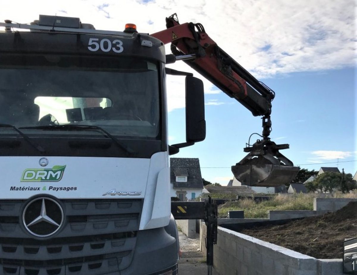 Drm Materiaux Amenagement Exterieur Dans Le Morbihan 56 Livraison De Terre Vegetale A Lorient 56